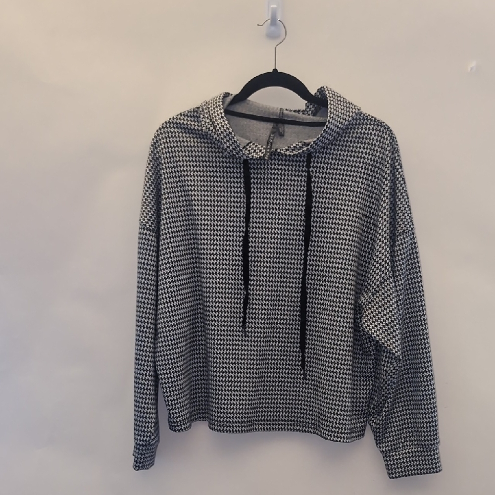Like New Meg & Margo Black And White BOHO Diamond Style Hoodie Size X-Large